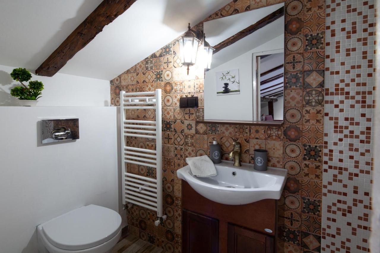 Little Paris Booutique In Old Town Center Brasov Apartment Exterior photo